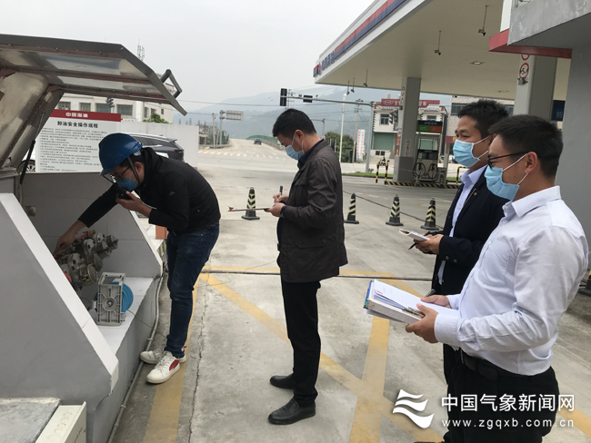 執(zhí)法檢查組開(kāi)展防雷專(zhuān)項(xiàng)執(zhí)法檢查